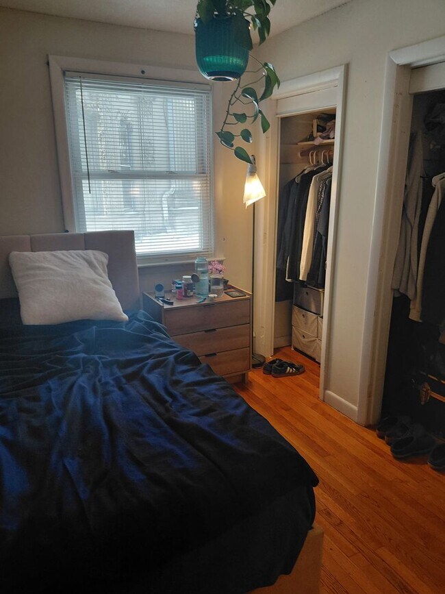 Building Photo - Nicely renovated 3 bed near BU for September 1!