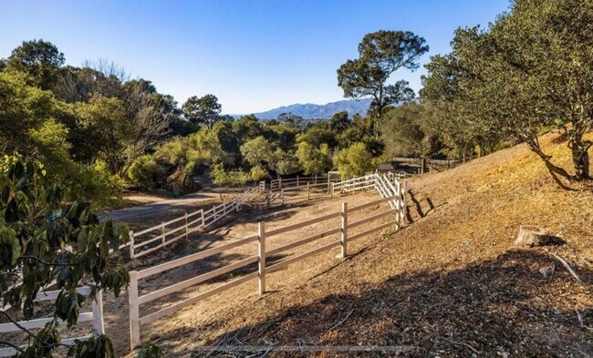 Building Photo - Classic Hope Ranch