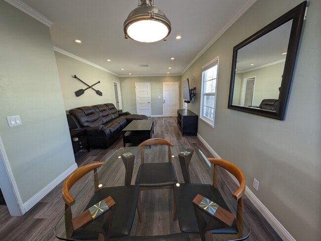 Building Photo - 411 Birch St