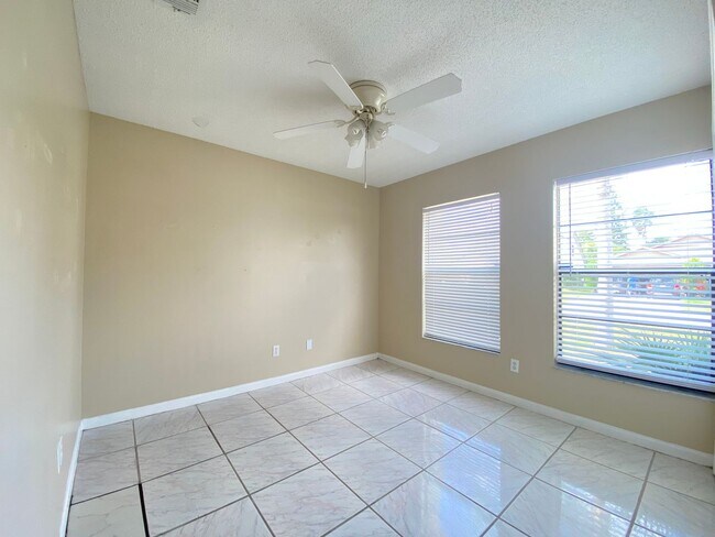 Building Photo - TWO BEDROOM W/ BONUS ROOM - Move In Ready