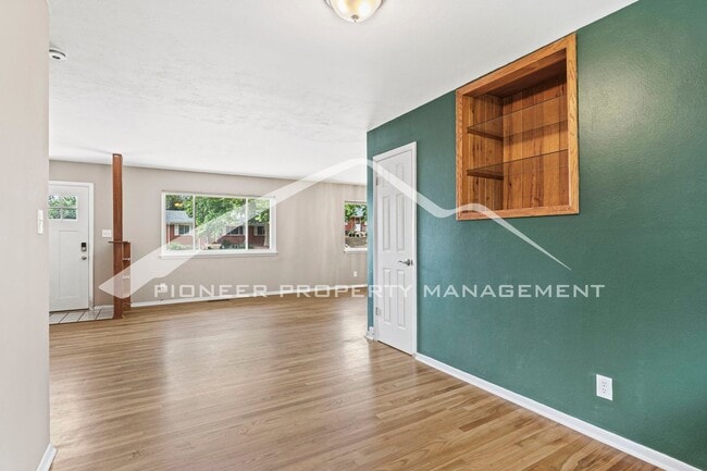 Building Photo - Spacious 4-Bed, 2-Bath Home with Finished ...