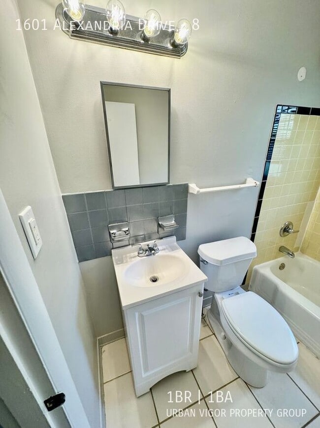 Building Photo - 1601 Alexandria Dr