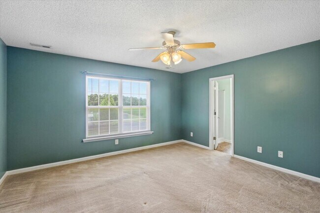 Building Photo - 3 Bedroom 2 Bathroom Home