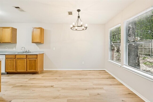 Building Photo - 945-947-947 Sagewood Trail