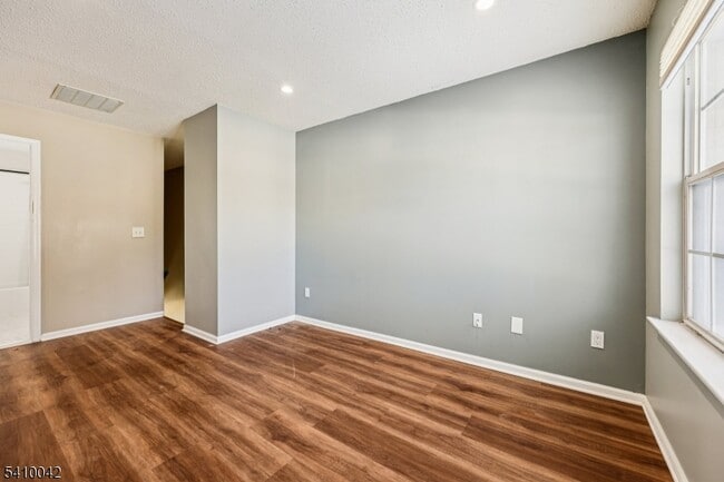 Building Photo - 1075 Ash Dr