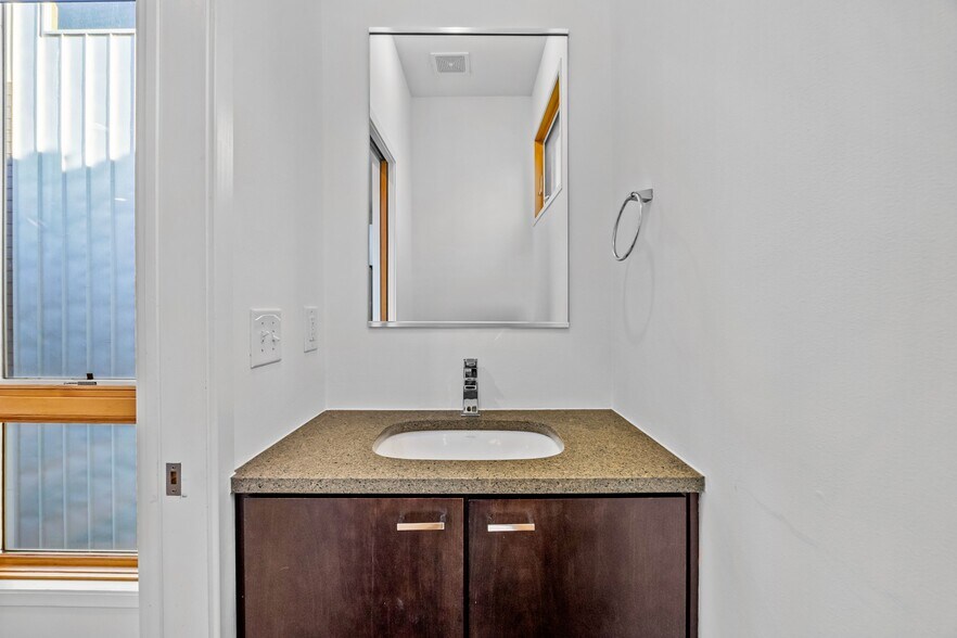 Building Photo - 909A Westbrook Dr