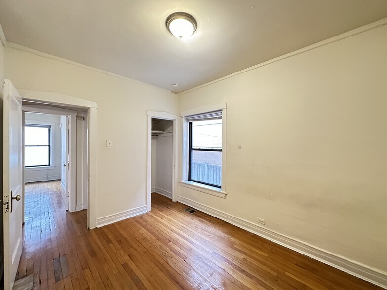 Building Photo - 824 W Waveland Ave