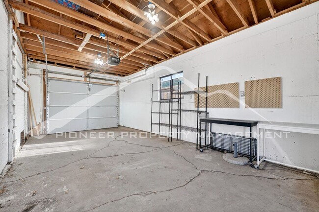 Building Photo - Gorgeous Home with Washer/Dryer and Fenced Yard