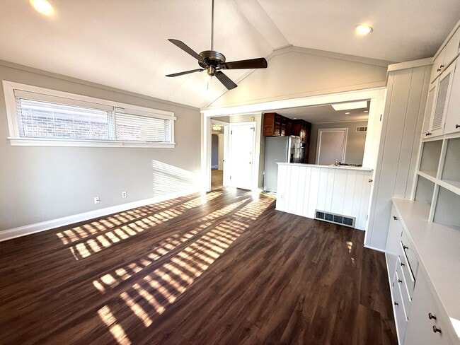 Building Photo - Spacious 3 Bedroom 2 Bath Home