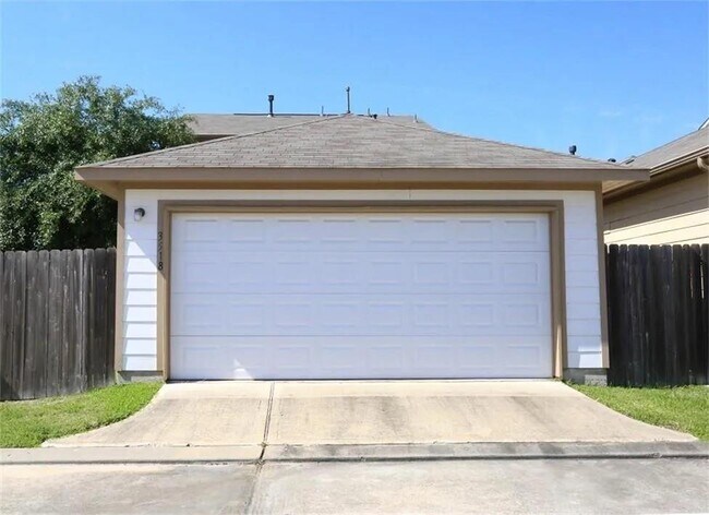 Building Photo - 3518 Clearview Cir