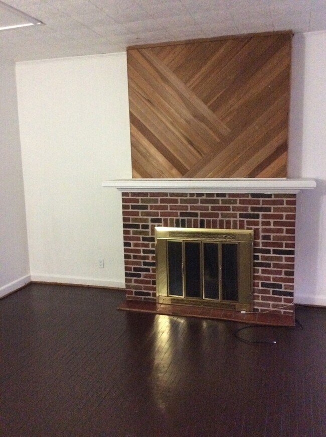 Building Photo - 729 W Poplar St