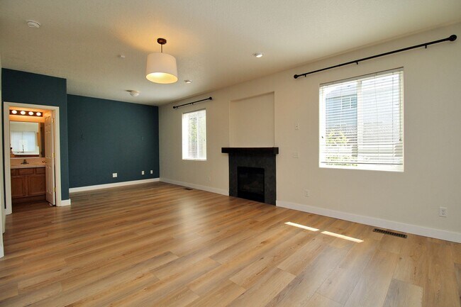 Building Photo - Custom-Built 5 Bedroom/3 Bath Home In A Great Sunnyside Neighborhood