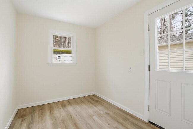 Building Photo - 4 Linda Ln