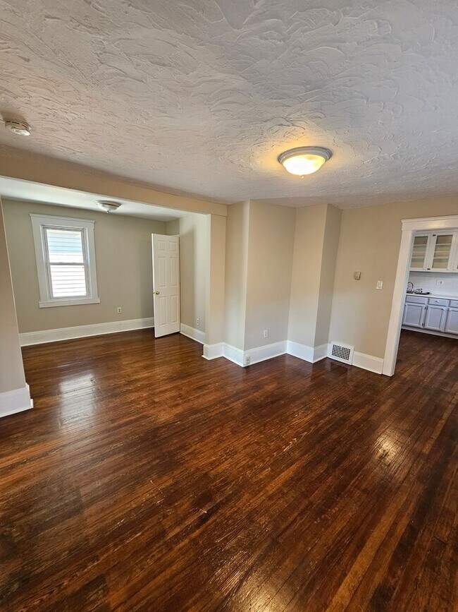 Building Photo - Move-in Special!!!