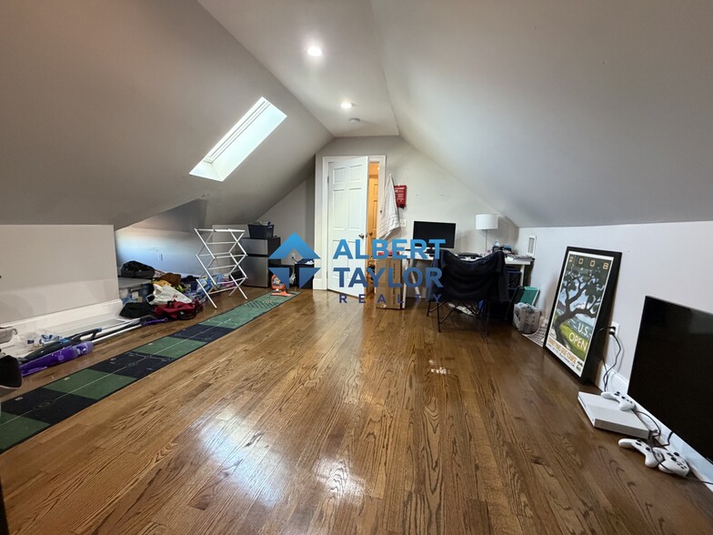 Building Photo - 71 Hillside St