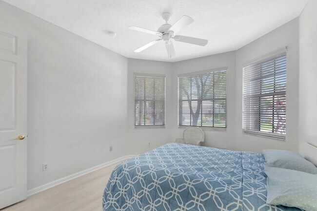 Building Photo - 7566 Pebble Shores Terrace