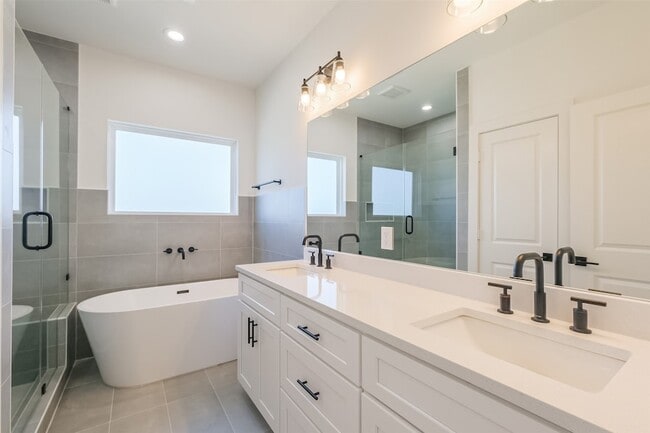 Building Photo - 8315 Brecha Ln