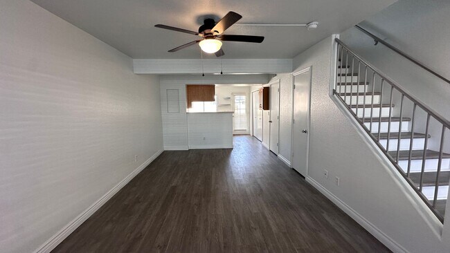 Building Photo - 2 bedroom townhome