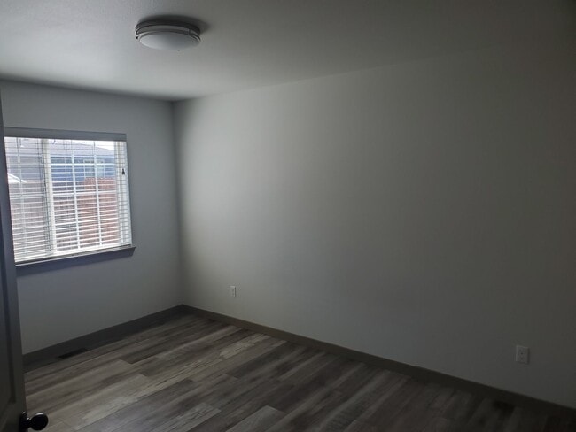 Building Photo - 1545 SW Kalama Ave