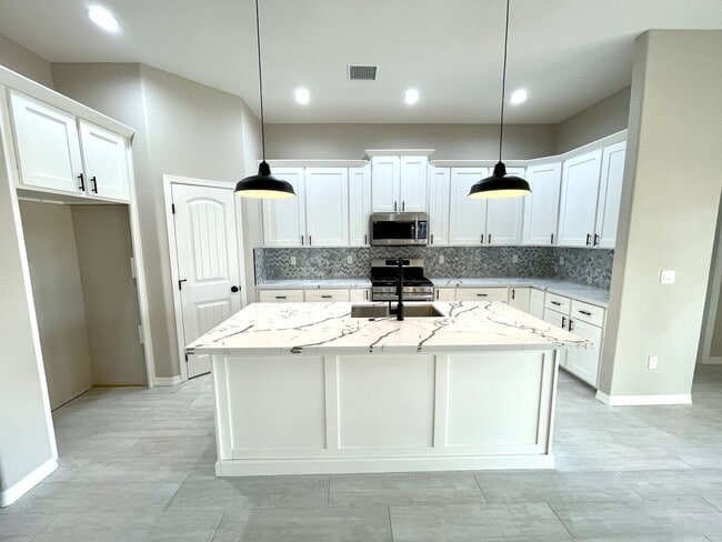 Building Photo - Beautiful 3 Bedroom Home on Desert Lakes Golf Course!