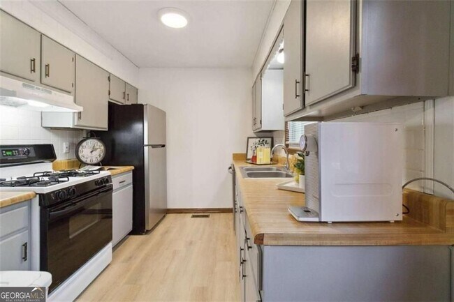 Building Photo - 3040 Land Rd