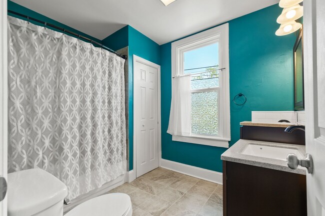Building Photo - Beautiful 3BR 2.5 BA Townhouse in Downtown...