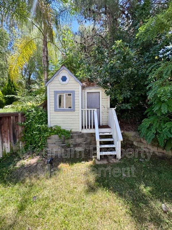 Building Photo - 30997 Oakhill Dr
