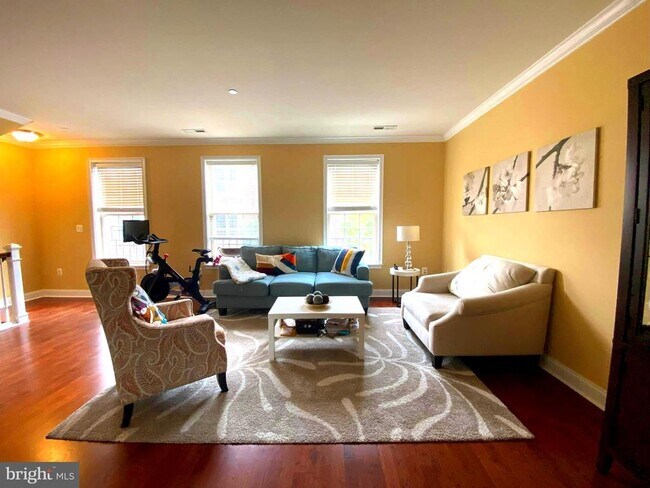 Building Photo - 303 Admirals Way