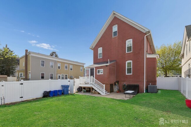 Building Photo - 327 Main St