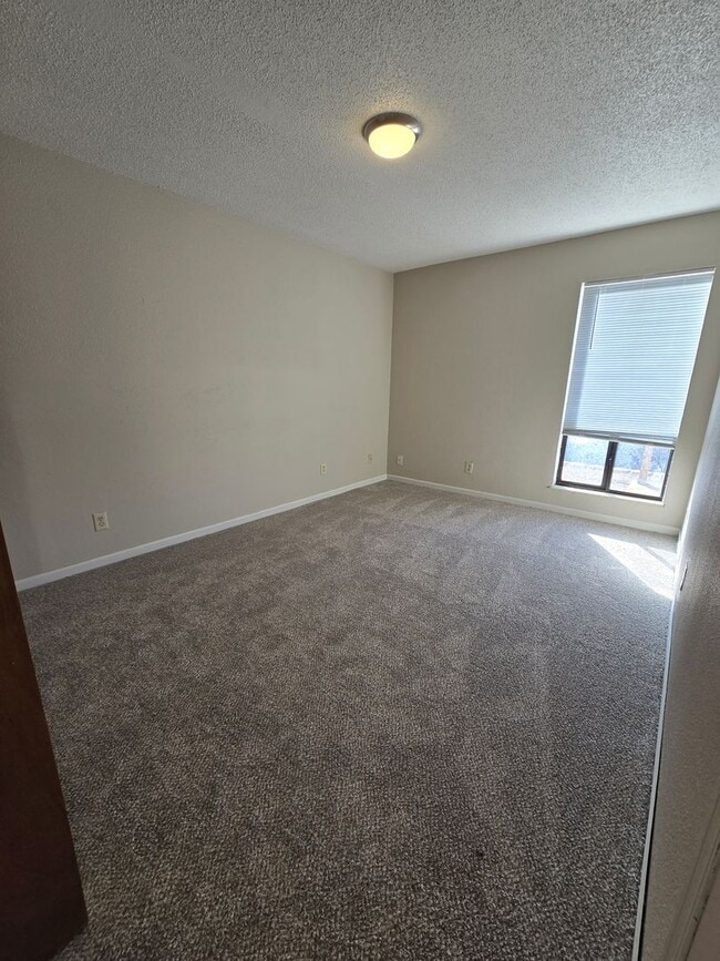 Building Photo - 2 Bedroom 1 Bathroom Apartment in the heart of Osage Beach!!