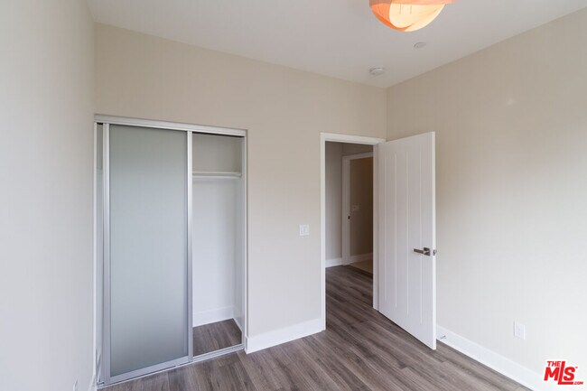 Building Photo - 2753 Waverly Dr