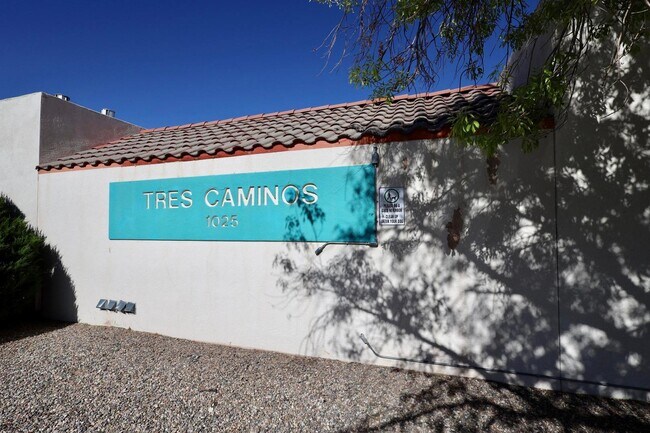 Building Photo - 1025 Valencia Dr SE