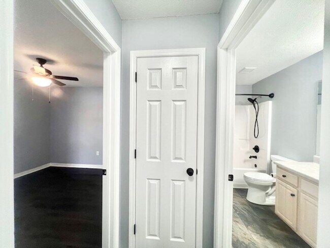 Building Photo - 3200 Skynight Dr