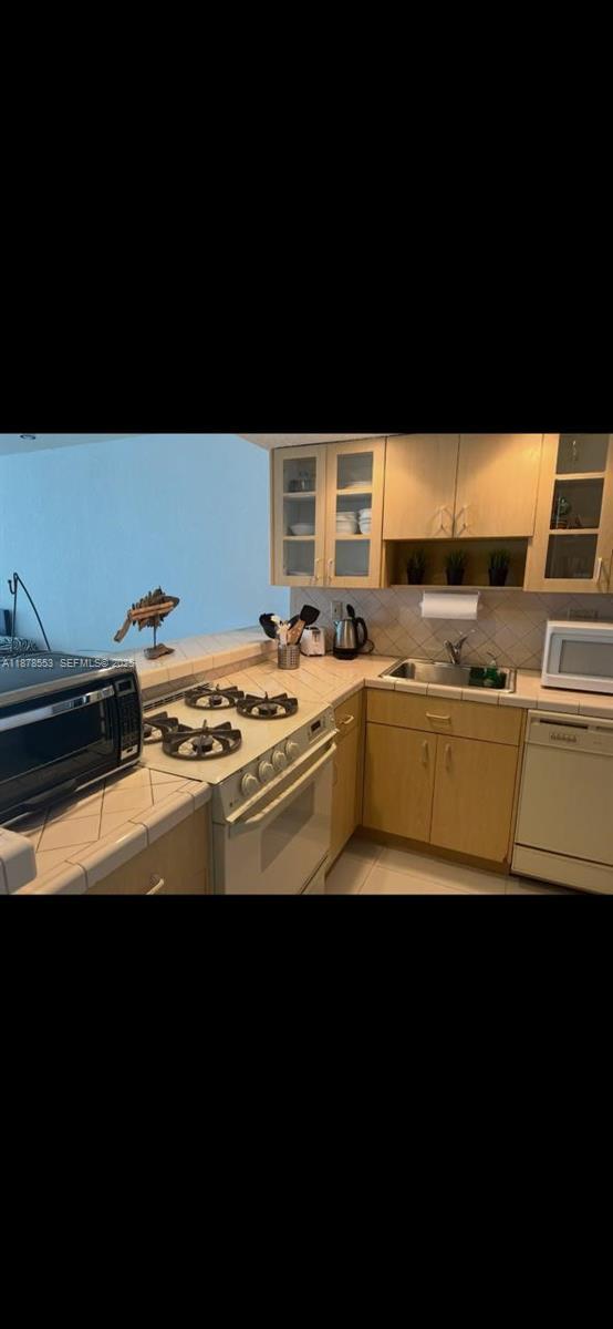 Building Photo - 2030 S Ocean Dr