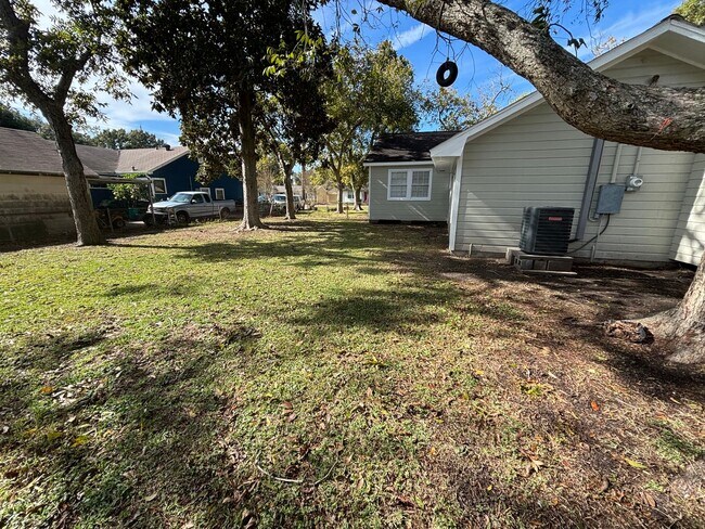 Building Photo - 3 Bedroom 2 Bath with Separate Mother in Law Suite