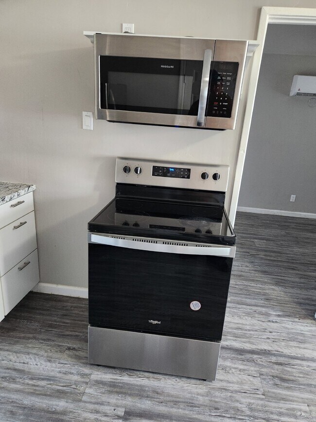 Building Photo - AMAZING 1 BEDROOM 1 BATHROOM FOR LEASE