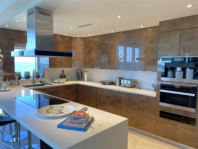 Building Photo - 10275 Collins Ave