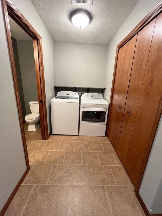 Building Photo - Ground Floor 2 Bed Condo with Attached Garage!