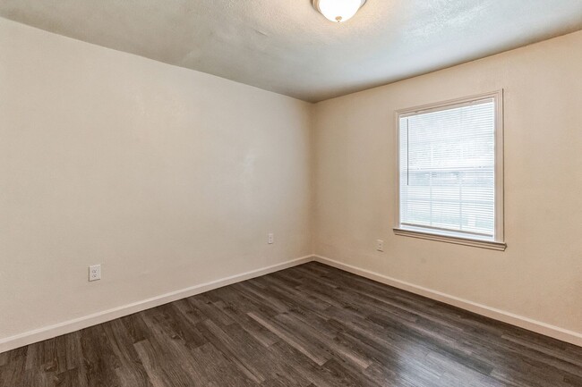 Building Photo - FOR LEASE 2/1  CORNER HOME