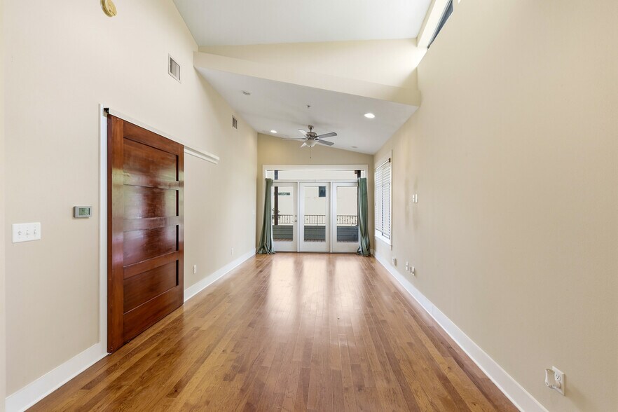 Living Area - 1415 W 51st St