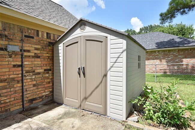 Building Photo - 1811 Laurel Oaks Dr
