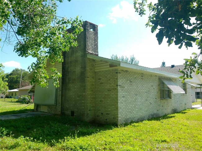 Building Photo - 209 Pinehurst Dr