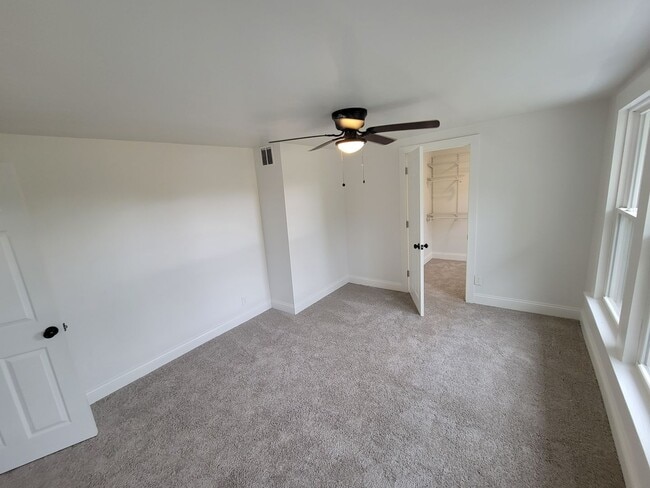 Building Photo - Gorgeous 5 bed 3.5 Bath in Madisonville!!