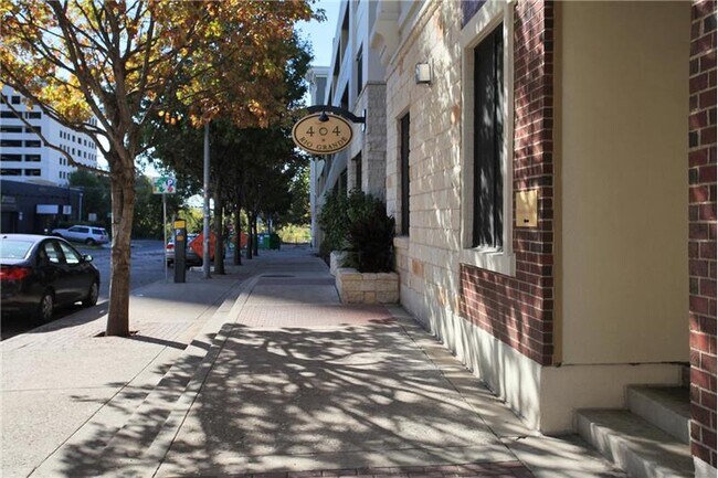 Building Photo - 400 1/2 Rio Grande St