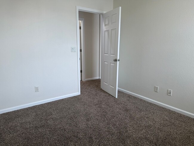Building Photo - Gorgeous 4 bedroom 2 story home in Anatolia