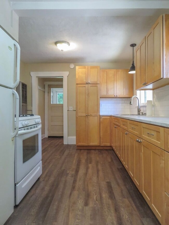 Building Photo - 2 Bedroom Cottage with in walking distance...