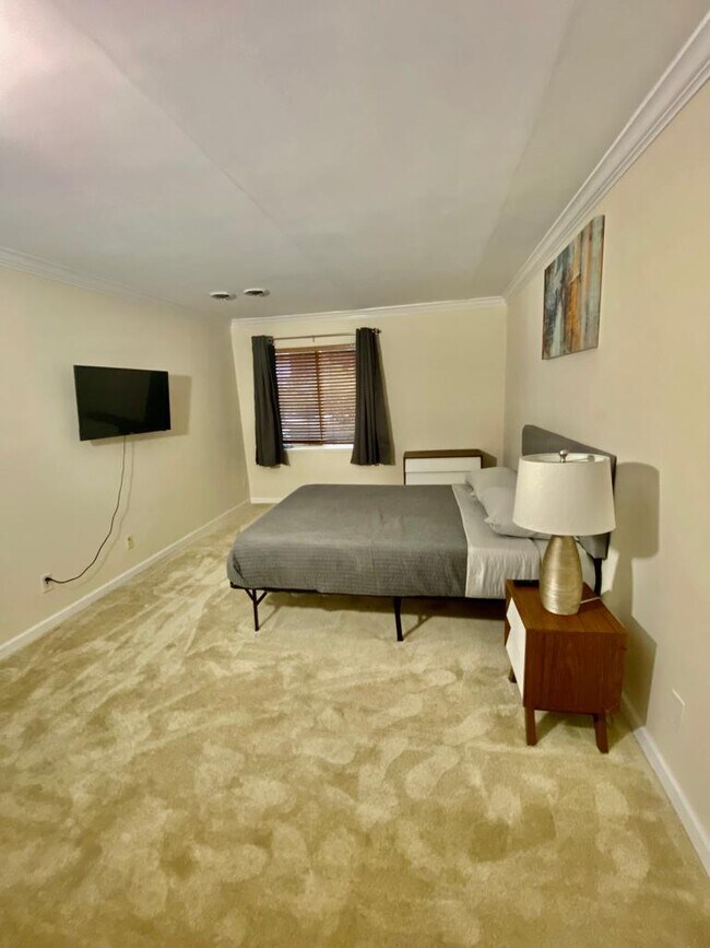 Building Photo - 2624 Redcoat Dr