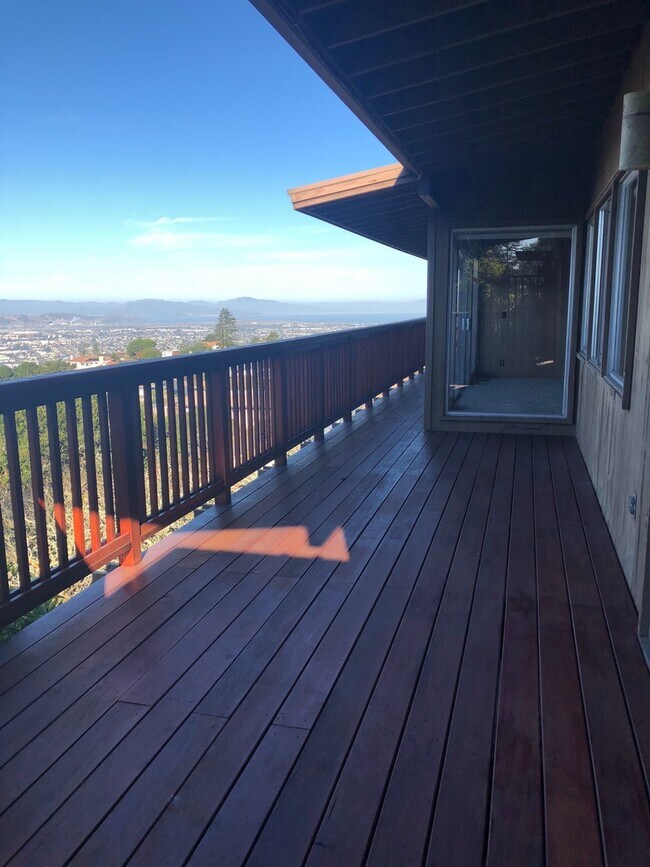 Building Photo - Lovely 3/2 home in the hills of El Cerrito with breathtaking views of the bay!