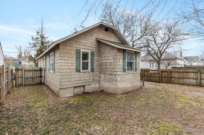 Building Photo - 950 Merritt St SE