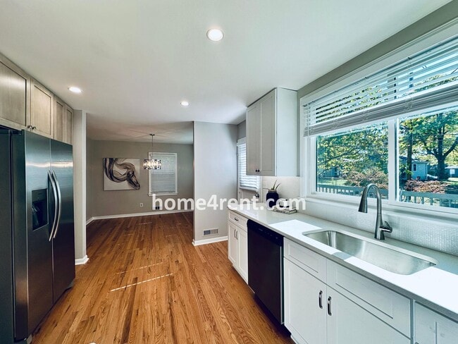 Building Photo - Attractive Overland Park Home w/ Wood Floo...